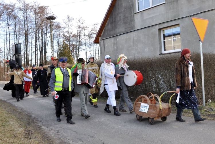 Wodzenie niedźwiedzia w Dębiu