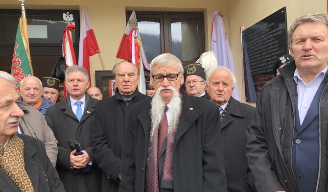 Przy tablicy delegaci sprzed 30 lat minutę ciszy z modlitwą dedykowali zmarłym uczestnikom dawnego zjazdu. Na zdjęciu w środku: Alojzy Pietrzyk, ówczesny przewodniczący RKW