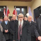 Przy tablicy delegaci sprzed 30 lat minutę ciszy z modlitwą dedykowali zmarłym uczestnikom dawnego zjazdu. Na zdjęciu w środku: Alojzy Pietrzyk, ówczesny przewodniczący RKW