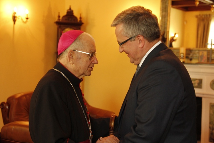 Śp. bp Alojzy Orszulik w kadrach "Gościa Łowickiego", cz. 1