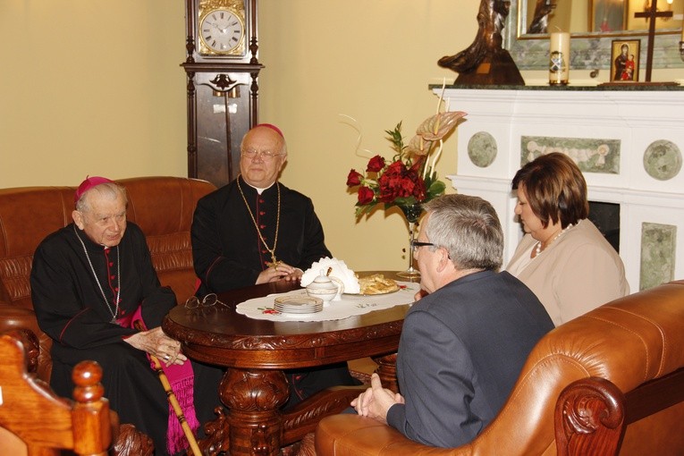 Śp. bp Alojzy Orszulik w kadrach "Gościa Łowickiego", cz. 1