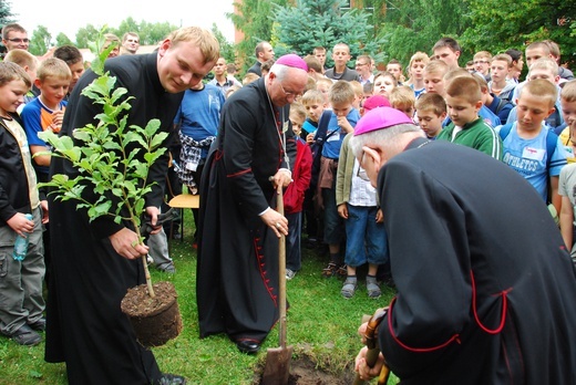 Śp. bp Alojzy Orszulik w kadrach "Gościa Łowickiego", cz. 1