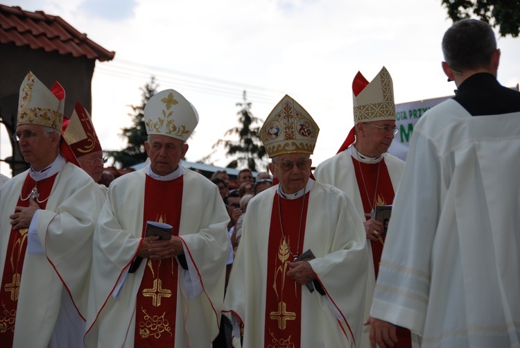 Śp. bp Alojzy Orszulik w kadrach "Gościa Łowickiego", cz. 1