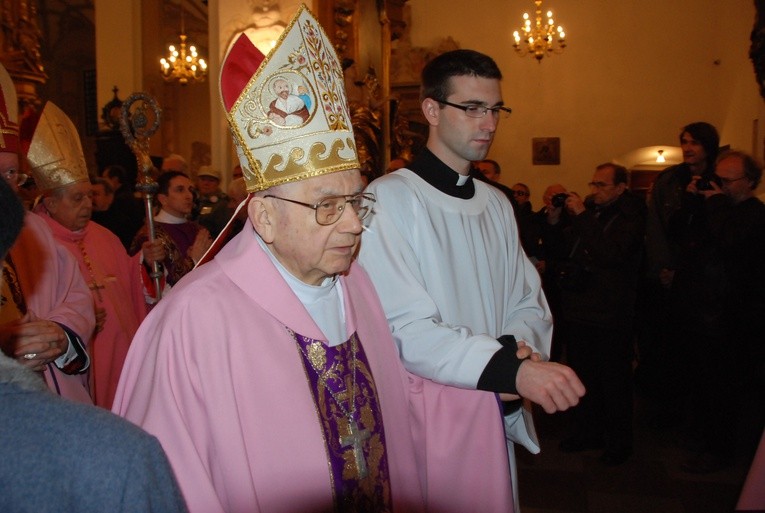 Śp. bp Alojzy Orszulik w kadrach "Gościa Łowickiego", cz. 1