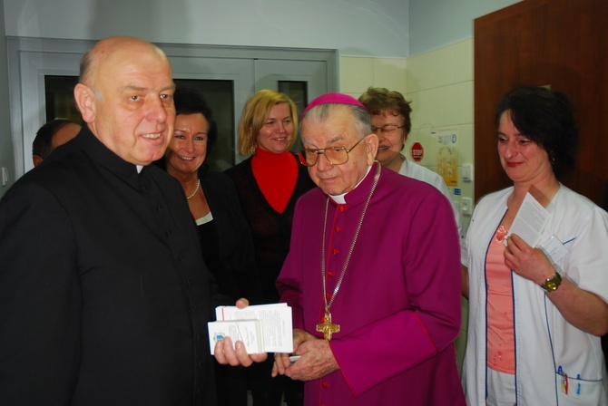 Śp. bp Alojzy Orszulik w kadrach "Gościa Łowickiego", cz. 1