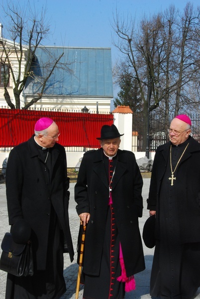 Śp. bp Alojzy Orszulik w kadrach "Gościa Łowickiego", cz. 1