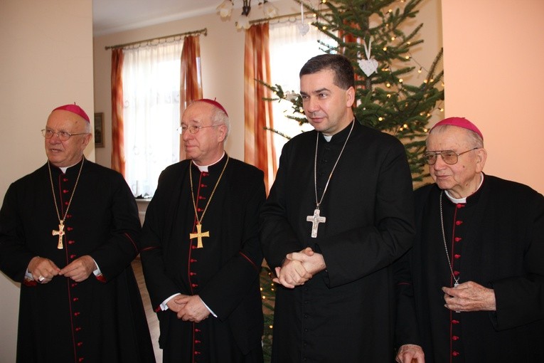 Śp. bp Alojzy Orszulik w kadrach "Gościa Łowickiego", cz. 1