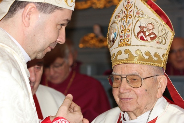 Śp. bp Alojzy Orszulik w kadrach "Gościa Łowickiego", cz. 1