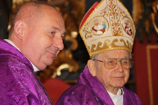 Śp. bp Alojzy Orszulik w kadrach "Gościa Łowickiego", cz. 1