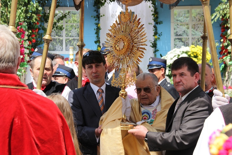 Śp. bp Alojzy Orszulik w kadrach "Gościa Łowickiego", cz. 1