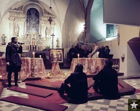 Przed prezbiterium były ustawione maty, na których można było sobie usiąść.