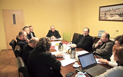 ▲	Biskup opolski na pierwszym spotkaniu zespołu roboczego ds. programu prewencji w zakresie ochrony dzieci i młodzieży.