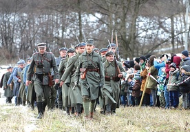 Walki odtworzono na polach w sąsiedztwie kościoła ewangelickiego.