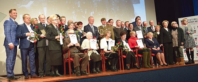 ▲	Podczas gali w Powiatowym Centrum Kultury i Sztuki w Ciechanowie krewnym niepodległościowych partyzantów i rodzinom ich wspierających wręczono pamiątkowe „Sygnety Niepodległości” oraz „Drzwi do Wolności”.