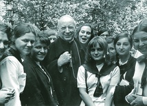 ◄	Maturzystki ze szkoły sióstr nazaretanek wraz z wychowawczyniami z wizytą u kardynała na Miodowej.