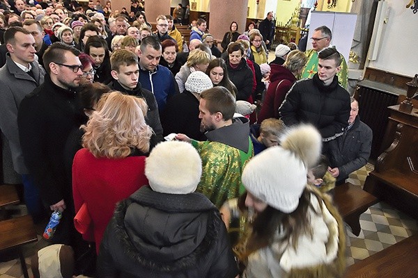 Wierni oddają cześć relikwiom błogosławionych zakonników.