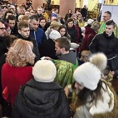 Wierni oddają cześć relikwiom błogosławionych zakonników.