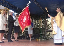 Ks. Stanisław Dutka błogosławi sztandar.