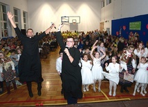 Okazało się, że publiczność doskonale zna piosenki zespołu. Bardzo szybko rozpoczęły się wspólna zabawa i uwielbienie Pana Boga.