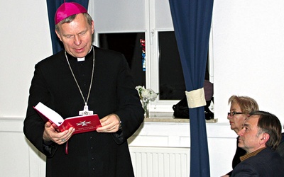 Biskup Piotr pokazuje „Modlitewnik Zakonu Maltańskiego”. Jednym z jego redaktorów jest R. Wiraszka.