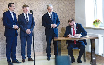 Deklarację o dalszej współpracy podpisali (od lewej): Mateusz Morawiecki, Waldemar Trelka, Jerzy Kwieciński i Kamil Dziewierz, wójt gminy Jedlińsk.