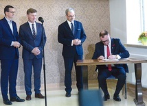 Deklarację o dalszej współpracy podpisali (od lewej): Mateusz Morawiecki, Waldemar Trelka, Jerzy Kwieciński i Kamil Dziewierz, wójt gminy Jedlińsk.