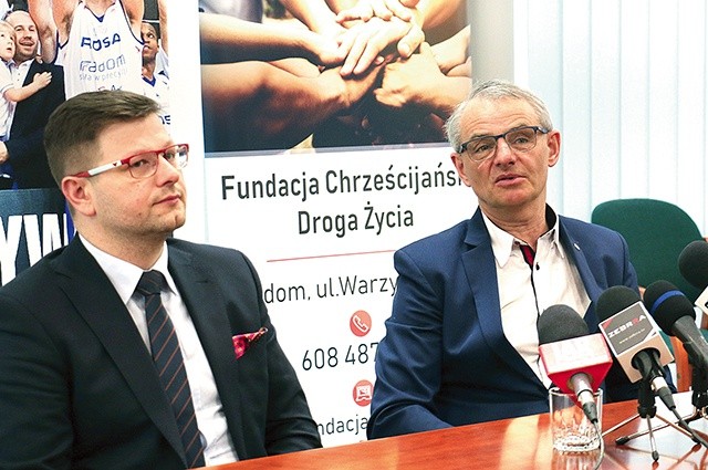 Do włączenia się w akcję zachęcają Zbigniew Ciesielski (z prawej) i Jerzy Zawodnik.