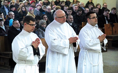 Paweł, Piotr i Artur w czasie liturgii.