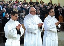 Paweł, Piotr i Artur w czasie liturgii.