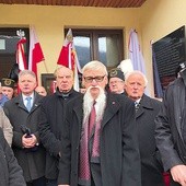 Uczestnicy historycznych wydarzeń minutą ciszy i modlitwą oddali hołd zmarłym kolegom.