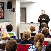 Konferencja ks. Rafała Ziajki dla nauczycieli.