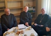 Opoczyńscy kanonicy gremialni z ks. Edwardem Poniewierskim, kanclerzem kurii biskupiej (trzeci z lewej), i bp. Piotrem Turzyńskim (drugi z prawej)