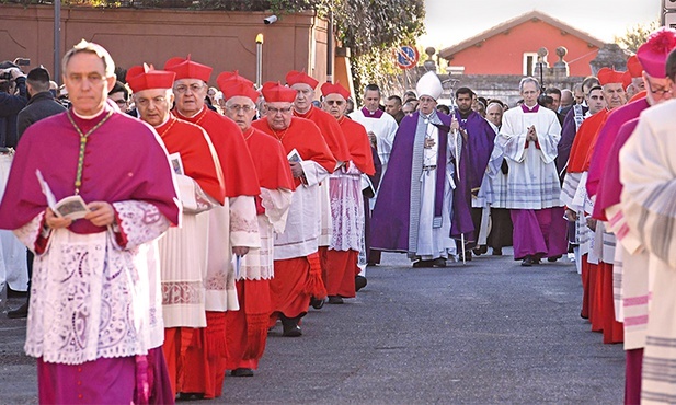 Pokutna procesja w Środę Popielcową wyrusza z bazyliki św. Anzelma. Celem jest bazylika św. Sabiny, gdzie co roku papież przewodniczy liturgii z posypaniem głów popiołem.