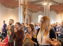 Liderzy spotkali się na uwielbieniu i formacji prowadzonej przez osoby odpowiedzialne za ICCRS, pracujące nad nowymi strukturami zrzeszającymi cały katolicki świat charyzmatyczny (CHARIS).