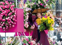 „Wojna kwiatów”, czyli parada platform ozdobionych kwiatami, to jedna z atrakcji karnawału odbywającego się  w Nicei.