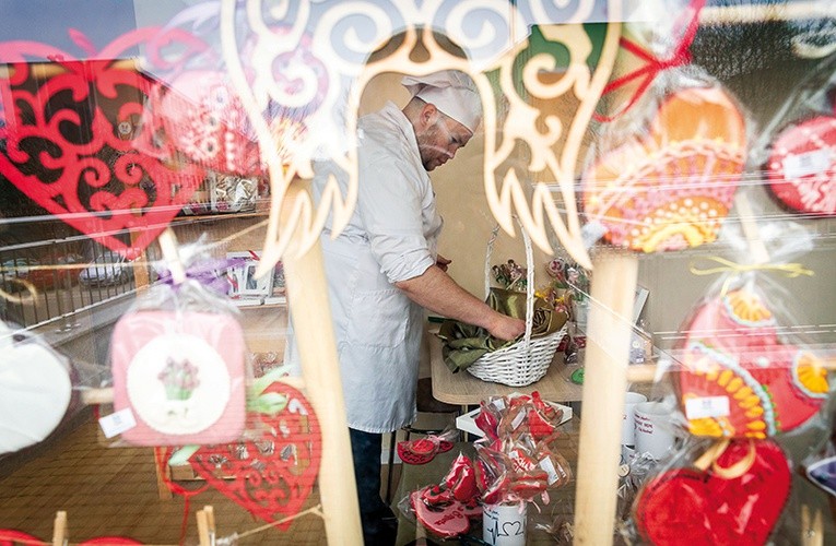 Pan Rafał jest cukiernikiem i pracy oddaje całe serce.