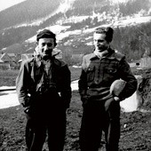 Leon Machinia, pseudonim Lew, założyciel chorzowskiej Contry (z lewej), na harcerskim zgrupowaniu w Szczyrku – luty 1951 r.