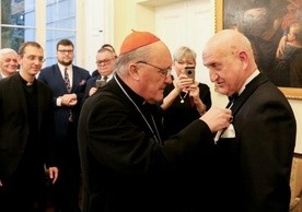 Prof. Marek Krawczyk odebrał odznaczenie podczas uroczystości w Domu Arcybiskupów Warszawskich