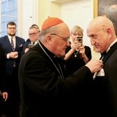 Prof. Marek Krawczyk odebrał odznaczenie podczas uroczystości w Domu Arcybiskupów Warszawskich