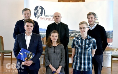 Pamiątkowe zdjęcie z katechetami prowadzącymi i ks. Markiem Korgulem, dyrektorem wydziału katechetycznego.