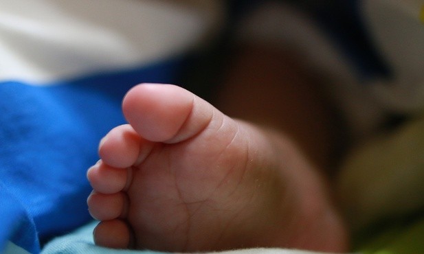 Kobieta zaczęła rodzić przed szpitalem; poród odebrał policjant