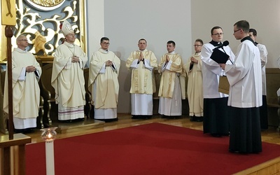 W imieniu seminaryjnej wspólnoty życzenia bp. Piotrowi złożył  Michał Kopciński, alumn V roku, dziekan alumnatu