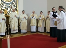 W imieniu seminaryjnej wspólnoty życzenia bp. Piotrowi złożył  Michał Kopciński, alumn V roku, dziekan alumnatu