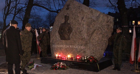 Uczestnicy uroczystości złożyli kwiaty przy pomniku Żołnierzy Wyklętych w Gdańsku