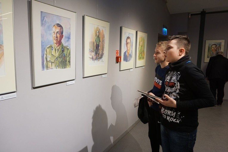 Galeria obrazów Józefa Obacza to ponad 50 portretów żołnierzy wyklętych