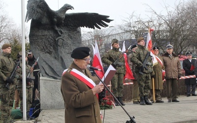 Uroczystości odbywały się przy pomniku Żołnierzy Zrzeszenia Wolności i Niezawisłość "Żołnierze Wyklęci" 