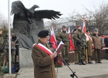 Uroczystości odbywały się przy pomniku Żołnierzy Zrzeszenia Wolności i Niezawisłość "Żołnierze Wyklęci" 