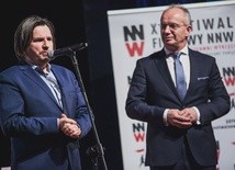 Arkadiusz Gołębiewski, dyrektor Festiwalu Filmowego NNW, i prof. Krzysztof Szwagrzyk, wiceprezes IPN w czasie gali w ciechanowskim centrum kultury