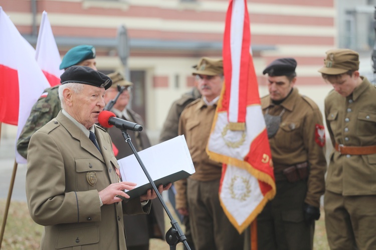 Uroczysty hołd pod pomnikiem na skwerze Narodowych Sił Zbrojnych