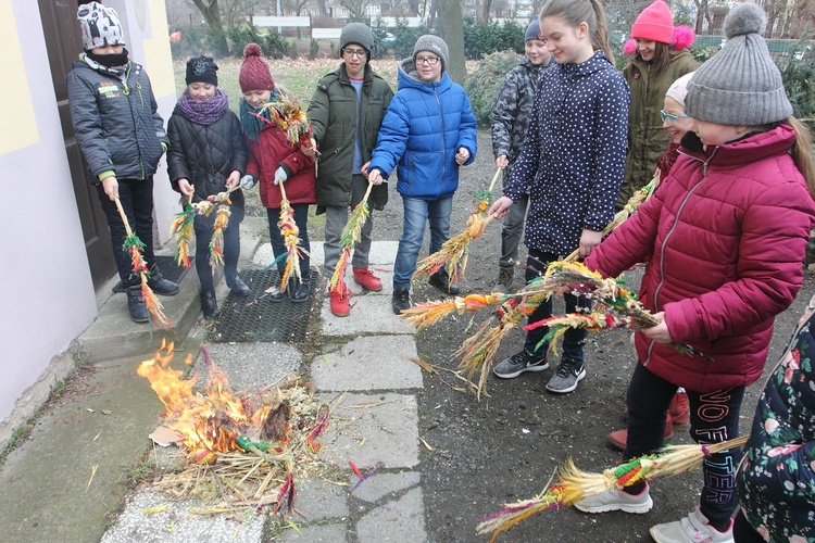 Palenie palm na Środę Popielcową